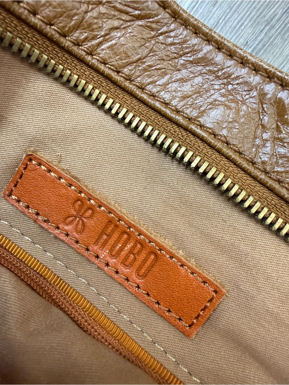 Hobo Cambel Polished Natural Leather Crossbody Bag - Picture 4 of 10
